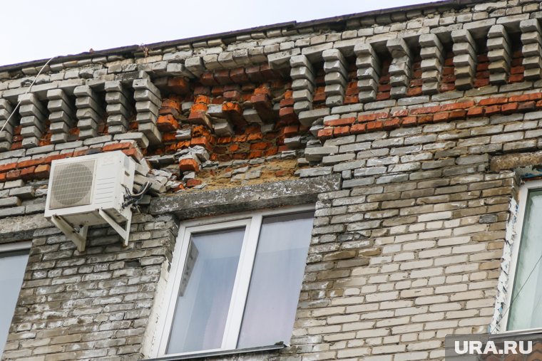 С руководства учреждения через суд потребовали отремонтировать кровлю