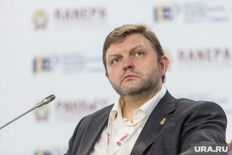 В рабочем кабинете Белых один шкаф отведен под пермские игрушки