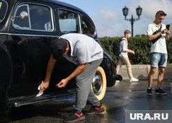 Ретро-автомобиль показали на городских улицах Златоуста 