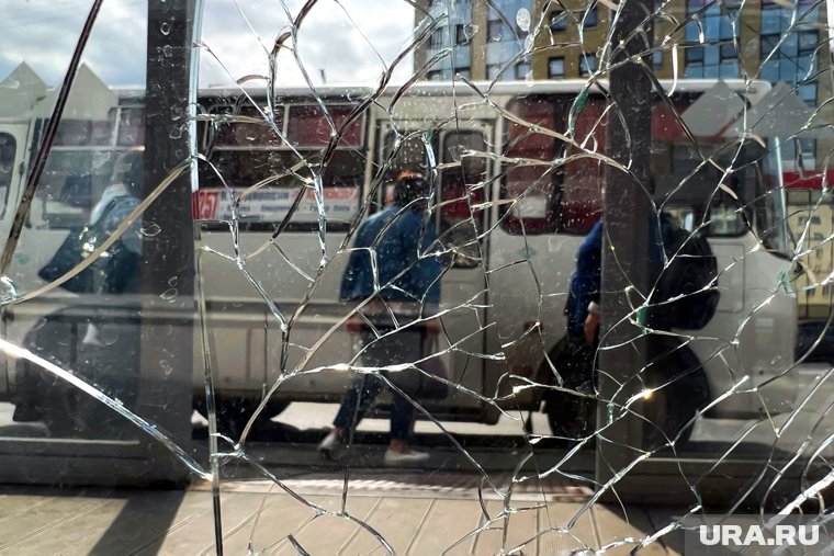 В Кургане подросток сломал две остановки