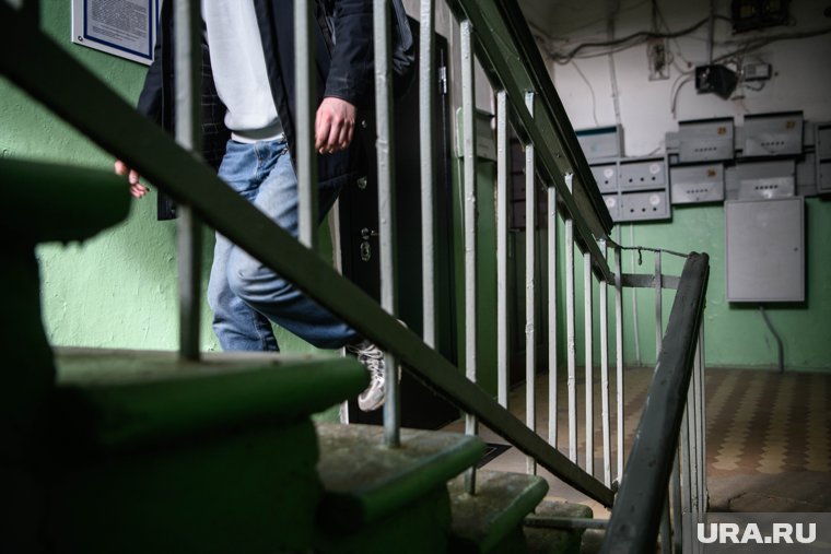 В ХМАО поймали мужчину, справлявшего нужду в подъезде