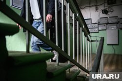 В ХМАО поймали мужчину, справлявшего нужду в подъезде