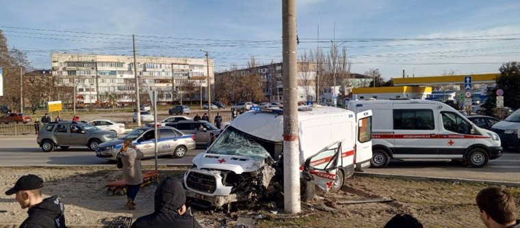 Автомобиль скорой помощи врезался в столб