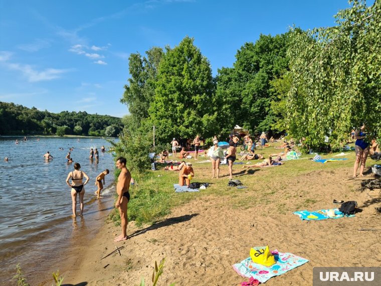 На пляже можно поиграть в волейбол