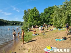 На пляже можно поиграть в волейбол