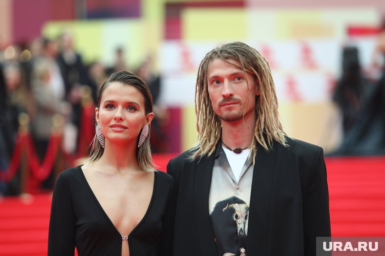 Молодые люди познакомилась на премьере фильма «Шиповник» в далеком 2013 году и сразу понравились друг другу