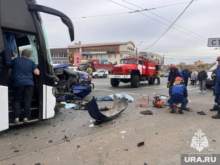 По предварительным данным, пострадавших в автобусе нет