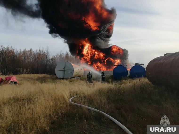 На промбазе под Нижневартовском горят топливные резервуары