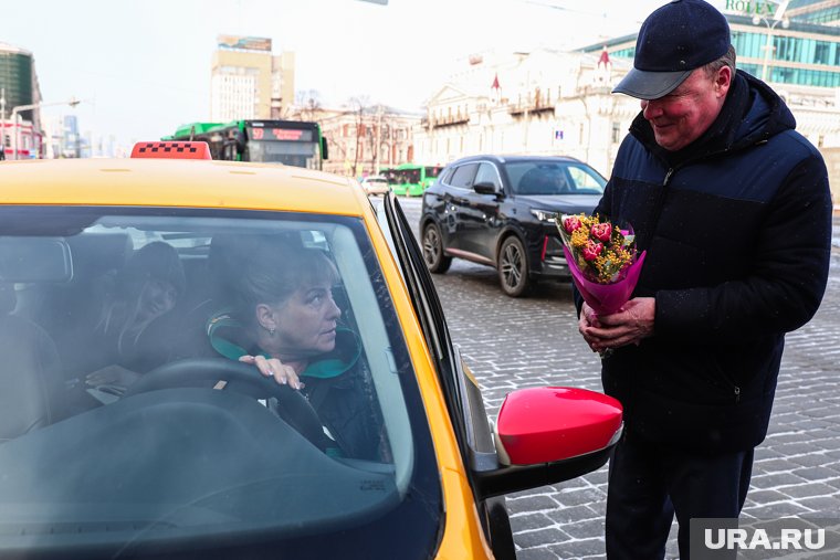 Алексей Орлов раздавал дамам за рулем тюльпаны