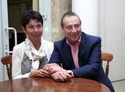 Супругой Хазанова является предприниматель Злата Эльбаум