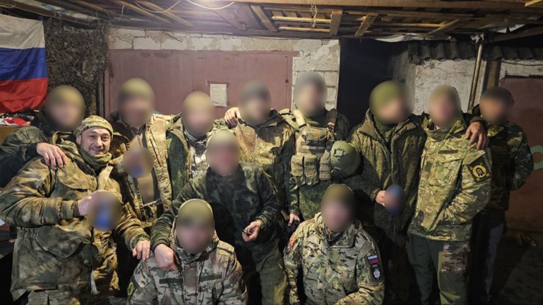 Журналист и боец СВО Евгений Неупокоев со своим отрядом