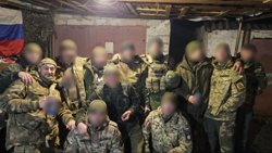 Журналист и боец СВО Евгений Неупокоев со своим отрядом 
