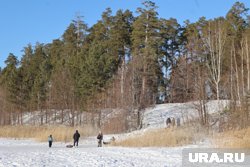 Отдыхающие на пляже вынуждены искать укрытие за стенами помещения из-за отсутствия туалетов