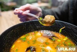 Чтобы снизить жирность супа, нужно слить первый бульон