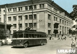 Контактную сеть строили силами челябинских предприятий (на фото здание современного заксобрания региона)