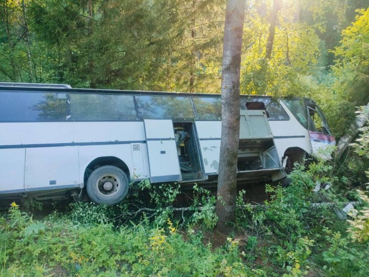 После столкновения с легковушкой автобус улетел в кювет