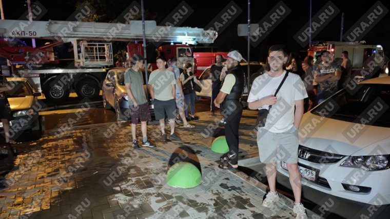 Обстановка снаружи во время пожара на паркинге под землей