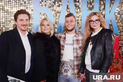 Яна Поплавская с семьей