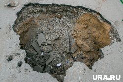 Провалы образовались сразу в нескольких местах