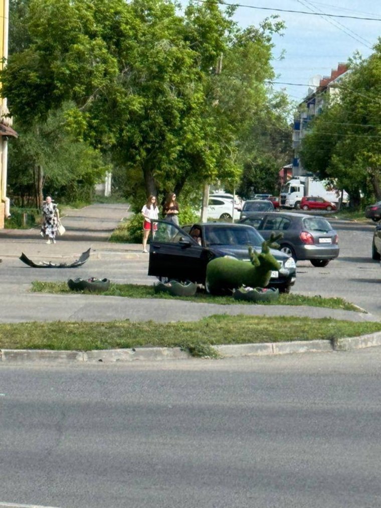 В Шадринске топиарий «Серебряное копытце» пострадал в ДТП