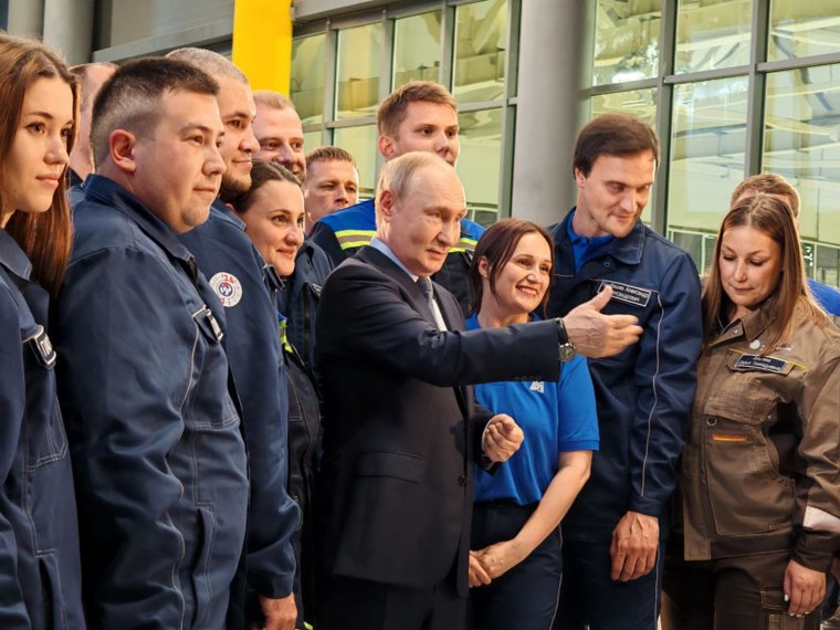 Владимир Путин стал фотографироваться с рабочими, но решил позвать еще и губернатора, и полпреда, и собственника Магнитки