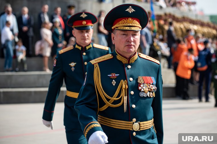 Лапин заявил, что ключевое качество военного - это умение приносить пользу стране 