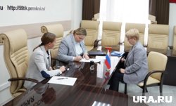 Члены крайизбиркома принимают документы у кандидата Караваевой
