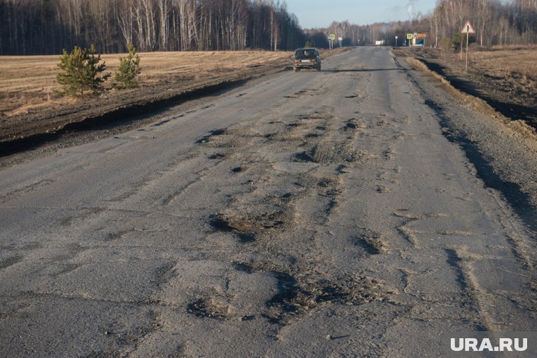 Жители поселка Харсаим постоянно ремонтируют машины из-за плохой дороги