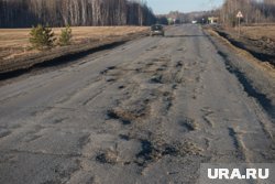 Жители поселка Харсаим постоянно ремонтируют машины из-за плохой дороги