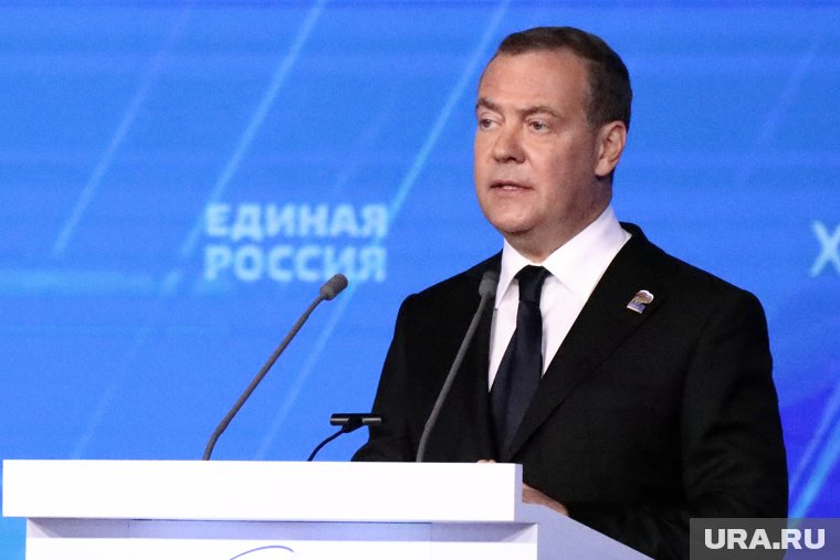 Медведев напомнил о необходимости сопротивления врагам