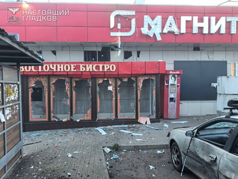 От детонации в здании повреждены остекление и фасад