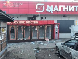 От детонации в здании повреждены остекление и фасад