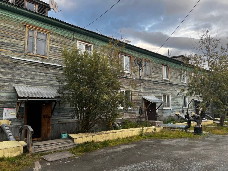 Деревянный дом, в котором молодые педагоги Ямала снимают квартиру