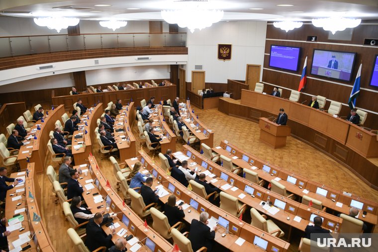 В этом году свердловский парламент празднует 30 лет