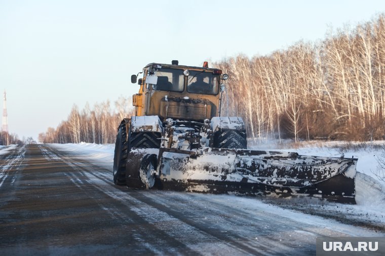 На курганских трассах чистят первый снег