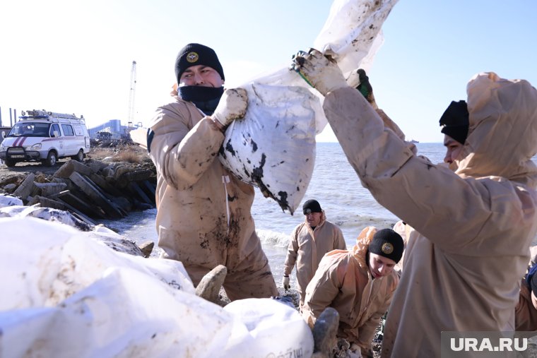 Вокруг танкера кипит работа