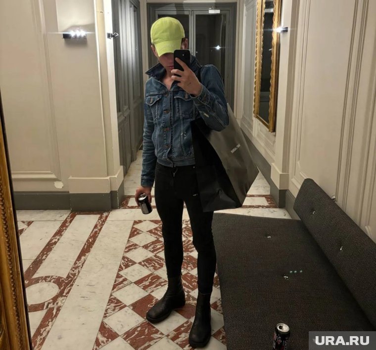 В начале творчества рэпер пел песни на выдуманном языке, так как плохо знал английский