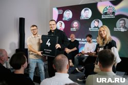Дмитрий Ионин вручил представителям холдинга ДДА адресную табличку с оформлением команды «Дизайн-кода Екатеринбурга»