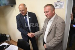 Большинство депутатов проголосовали за Вадима Трофимова (справа)