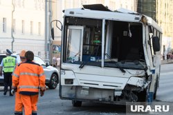 В Тюменской области столкнулись легковушка с прицепом и автобус