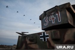 Боец кинулся на немецкий танк с голыми руками 