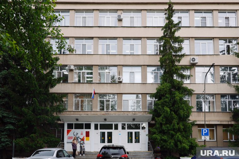 Колледж находится в центре Кургана у Парка Победы, где бывают слышны звуки музыки