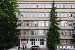 Колледж находится в центре Кургана у Парка Победы, где бывают слышны звуки музыки