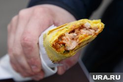 Шаурму готовят без перчаток, для персонала нет санузла и гардероба