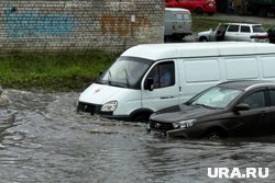 Курганцы были вынуждены «плавать» после сильного ливня