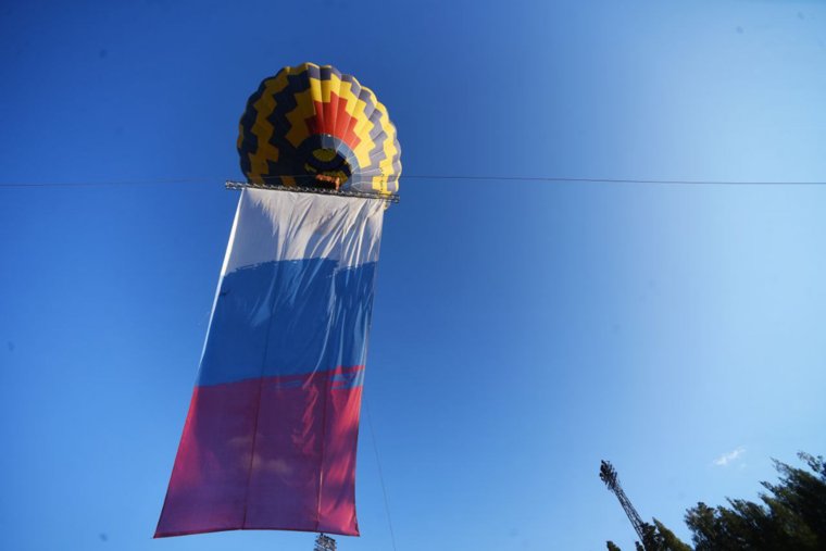 Огромные флаги запустили в небо в честь прошедшего праздника российского триколора