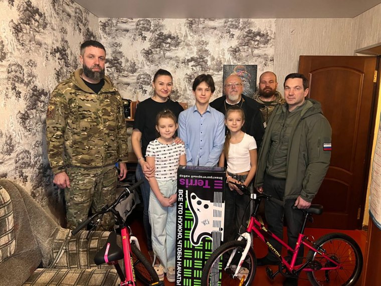 Глава Челябинска Алексей Лошкин вручили новогодние подарки детям совместно с секретарем Челябинской епархии Игорем Шестаковым