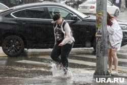 Вода на улицах города поднялась до уровня капота у машин