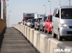 В пробке к Крымскому мосту скопилось 800 машин