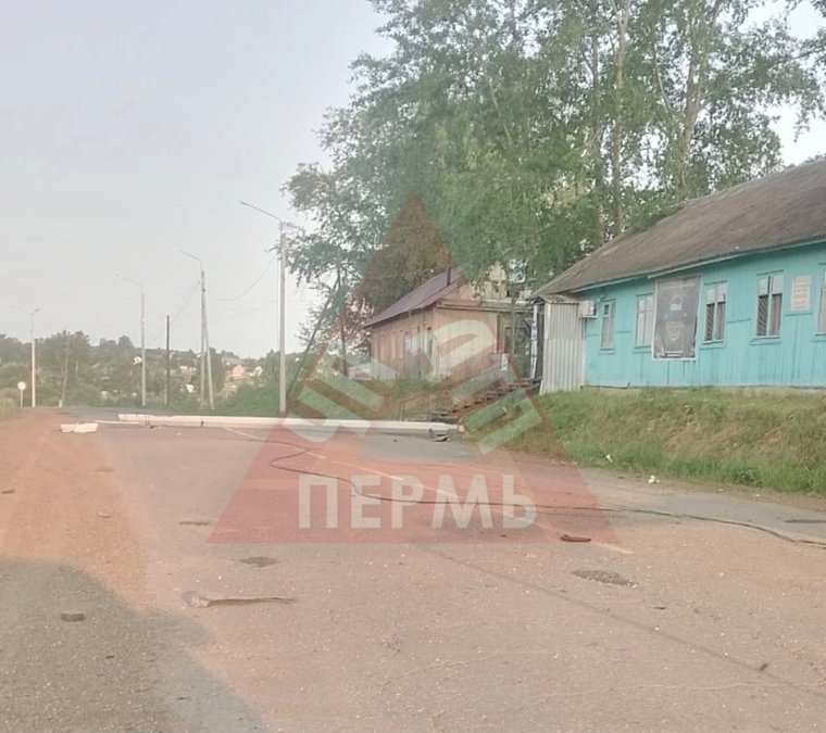 Столб перегородил дорогу